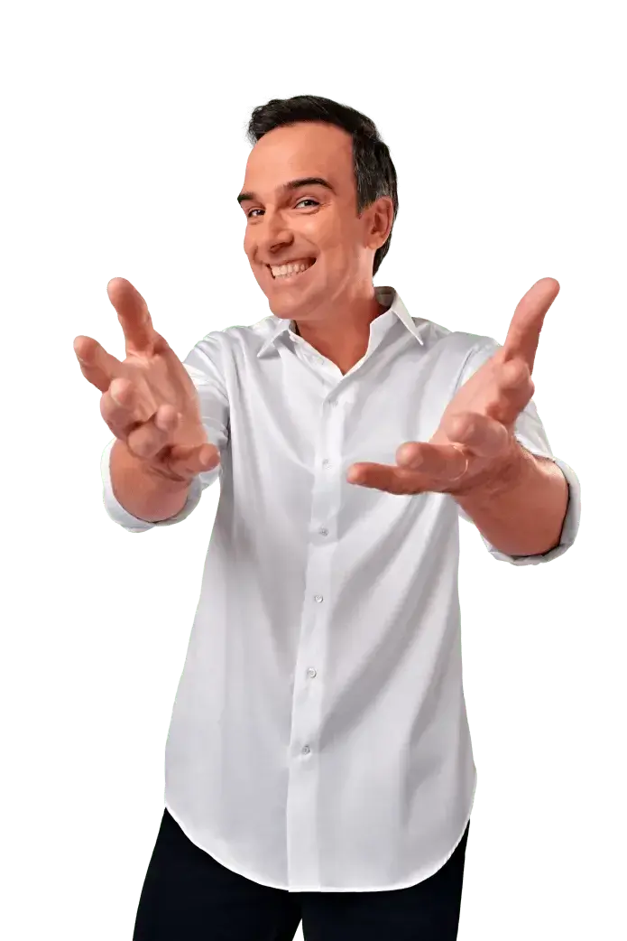 Apresentador garoto-propaganda da Ademicon de braços abertos
